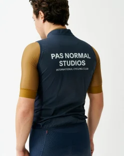 Pas Normal Studios Men's Mechanism Stow Away Gilet — Navy^ Jackets & Gilets