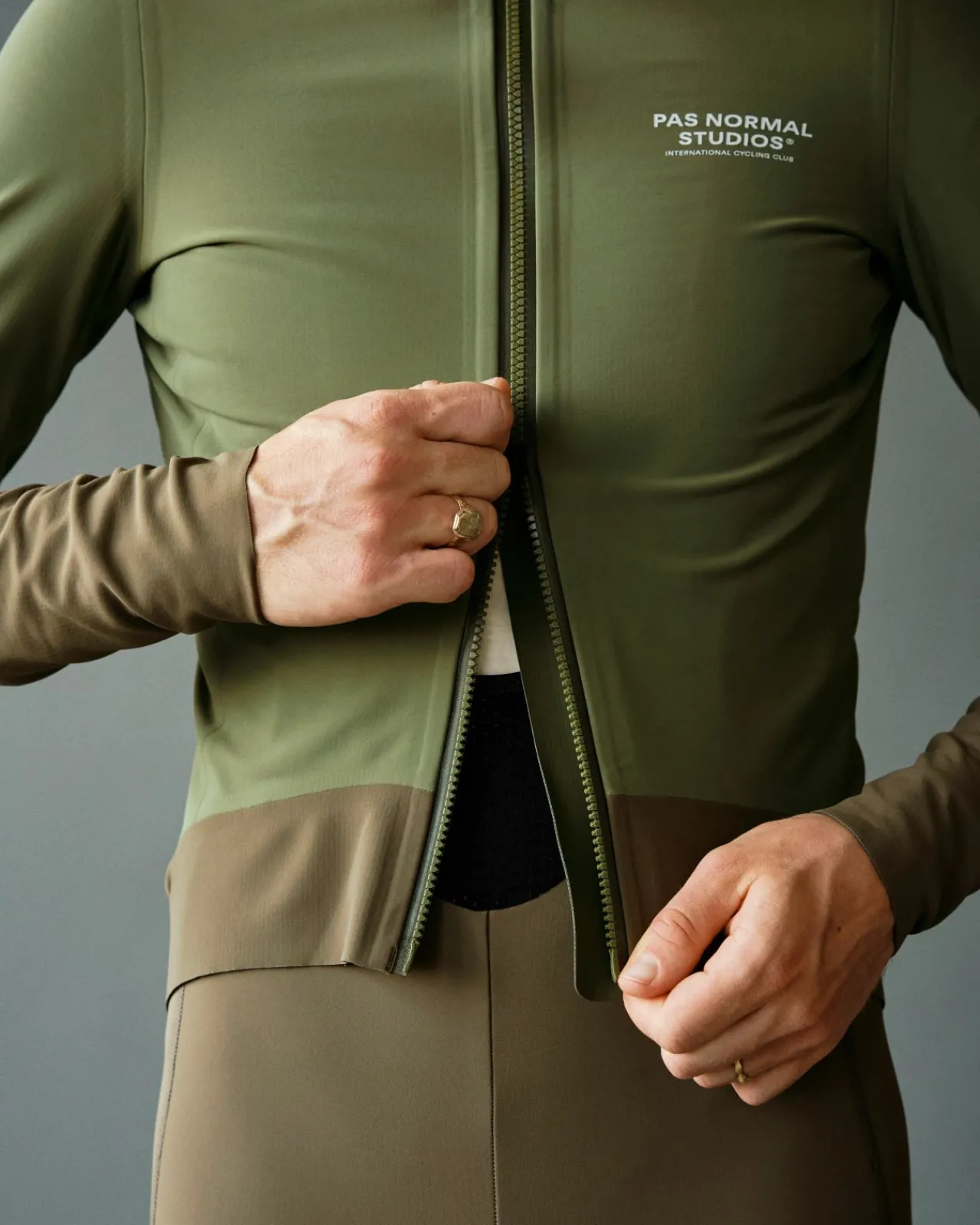 Pas Normal Studios Men's Mechanism Thermal Jacket — Army Green / Dark Stone^ Jackets & Gilets